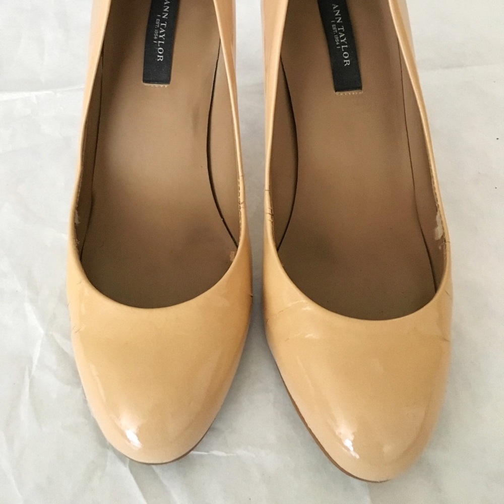 ANN TAYLOR Patent Pump in Beige
